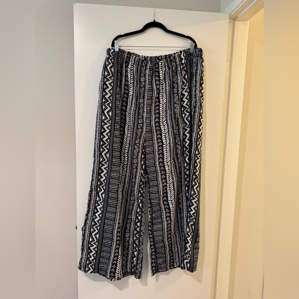 Black and White Patterned Wide-Leg Pants 5x with pockets